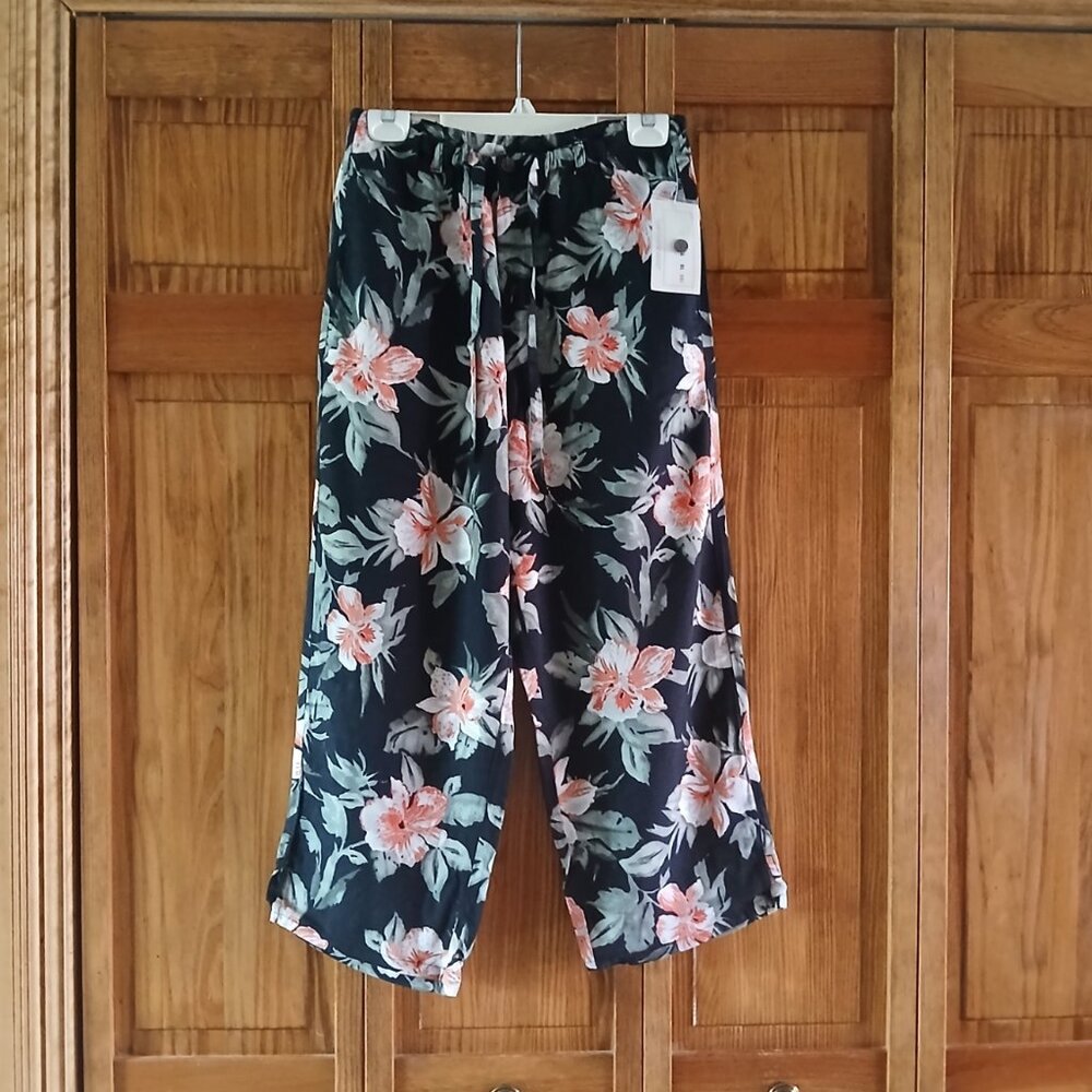 ISLAND TRADERS black floral cropped pants sz S woman's